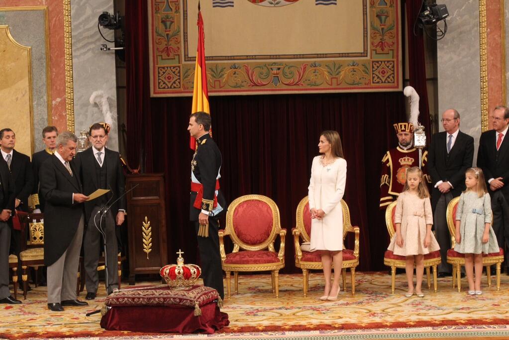 El nuevo rey de España, Felipe VI, junto a su esposa la reina Letizia y sus hijas la princesa Sofía y la infanta Leonor. 