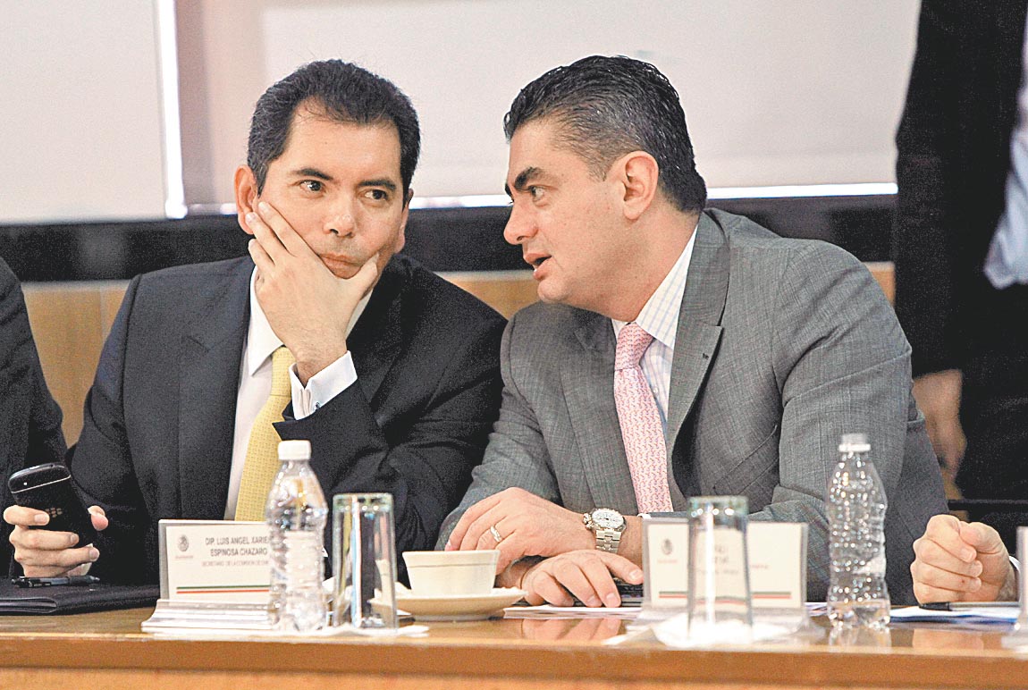 El secretario de Finanzas del GDF, Édgar Amador Zamora,  y el perredista Luis Espinosa Cházaro. 