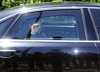 Berlusconi abandona en un coche el hospital católico "Sacra Famiglia" en Cesano Boscone, donde cumple su servicio comunitario por fraude fiscal