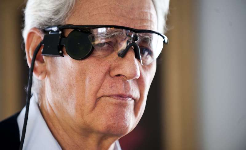 Elias Konstantopoulos utiliza unos lentes biónicos que le permiten ver, la prueba se realizó en Lions Vision Research and Rehabilitation Center en Bal