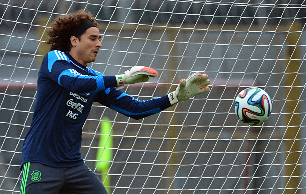 Guillermo Ochoa ha jugado como titular los dos juegos del Tri en Brasil 2014