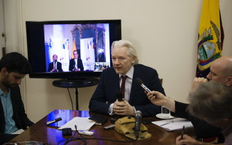 Julian Assange habla con los medios de comunicación en la embajada de Ecuador en Londres