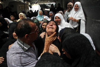 La madre de Mohamed Dudin, rota por el dolor en su funeral en Dura, al sur de la ciudad de Hebrón