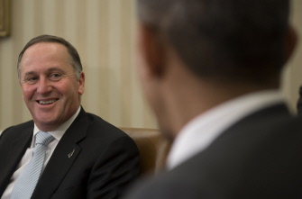 Obama (d) durante su reunión de hoy con el primer ministro de Nueva Zelanda, John Key (i), en el Despacho Oval de la Casa Blanca 