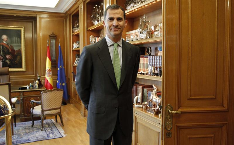 El rey Felipe VI, momentos antes de recibir hoy en el Palacio de la Zarzuela al presidente del Gobierno, Mariano Rajoy