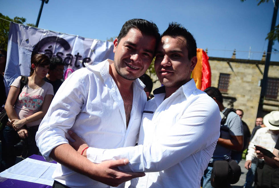 Los gays han participado en gran parte de la historia, dice el autor