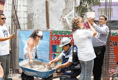 Los participantes en la colocación simbólica de la primera piedra del inmueble.