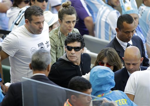  Maradona a su llegada a las gradas del Estadio Mineirao