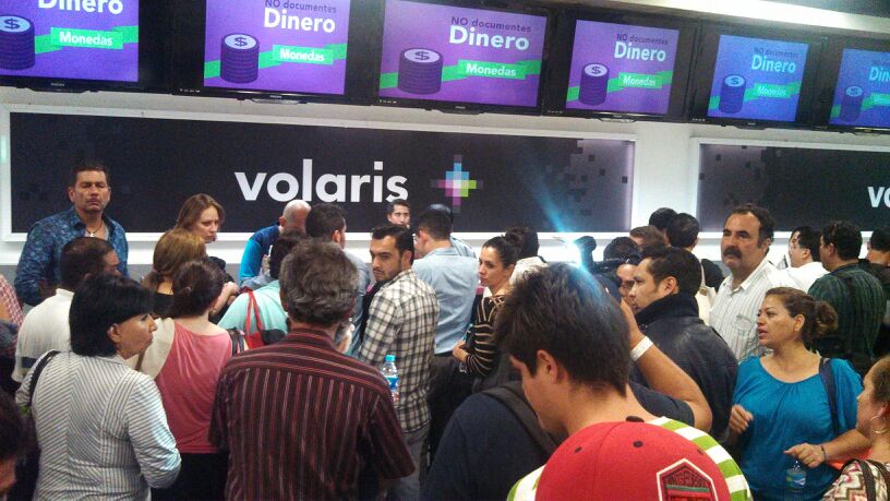 Protesta por retraso en vuelo de Volaris.
