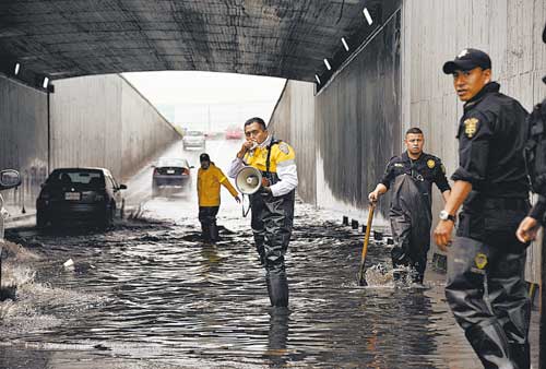 Socorristas desalojan el agua del paso a desnivel en Tlalpan y Ermita.