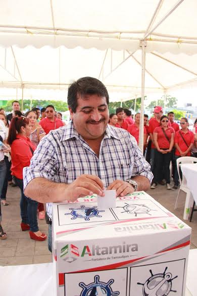 El alcalde de Altamira Armando López fue el encargado de abrir la casilla  de elección.