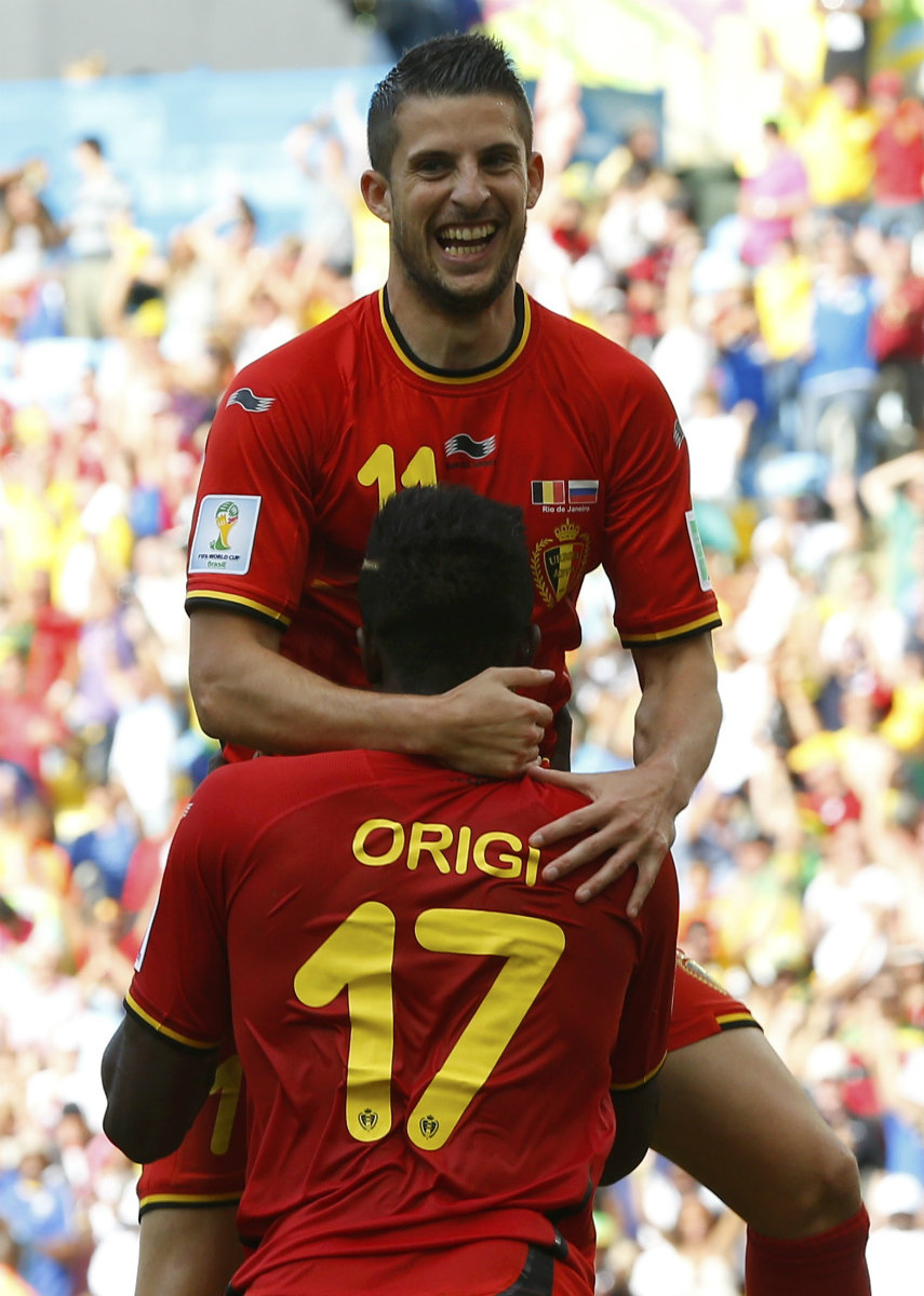 Divock Origi y Kevin Mirallas celebrando el gol del triunfo de Bélgica sobre Rusia 