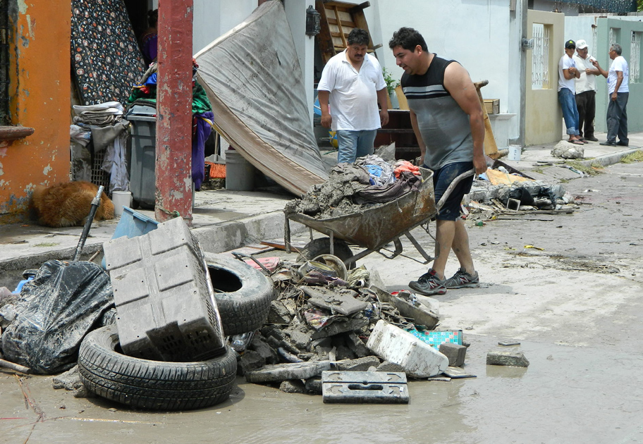 Los habitantes del norte del Estado recolectan sus pertenencias.