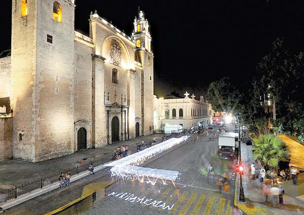 Marco83, grafitero francés, grabó la primera letra (L) de su obra. 