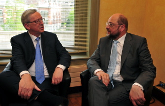 El presidente del parlamento europeo, Martin Schulz (d), y el ex primer ministro de Luxemburgo, Jean-Claude Juncker (i) 