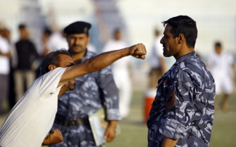 Voluntarios chiitas iraquíes de la Brigada Ashura participan hoy en un entrenamiento militar en la ciudad sagrada de Najaf, en el centro de Irak