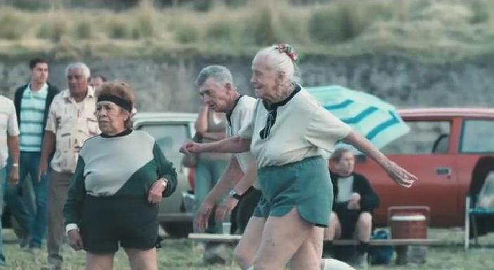 Ancianos se divierten en un juego de futbol 