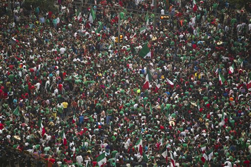 Cientos de personas celebraron el triunfo de El Tri en el Ángel de la Independencia