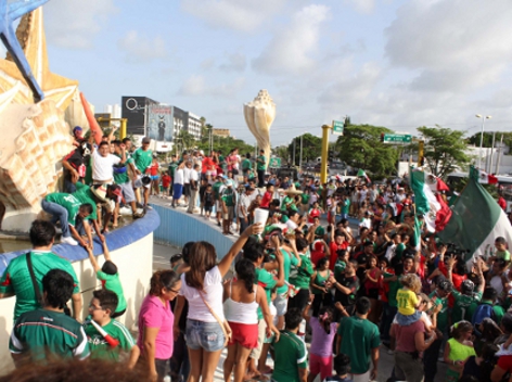 La glorieta conocida como El Ceviche, ubicada en el bulevar Kukulcán, en la avenida central de la zona hotelera, se congestionó por la celebración.