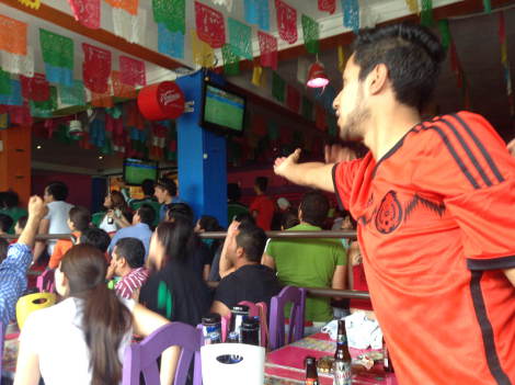 Los aficionados llenaron los establecimientos para ver el partido. 