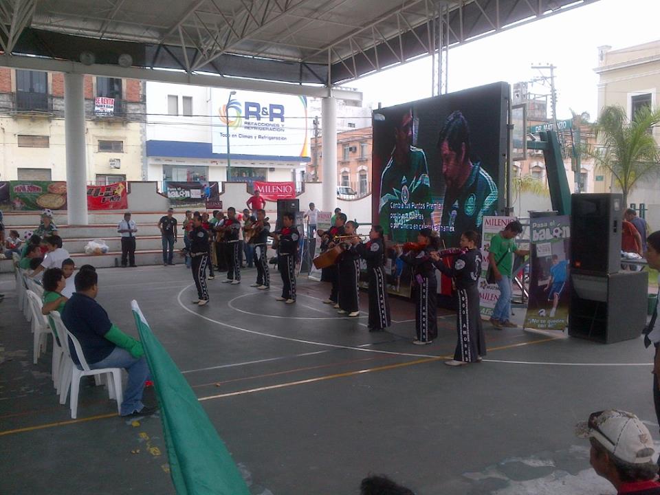 Hasta los mariachis tocaron previoal inicio del partido de futbol