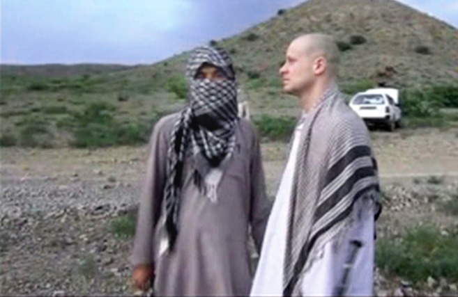 El soldado Bowe Bergdahl, camino del helicóptero que lo trasladó el día de su liberación