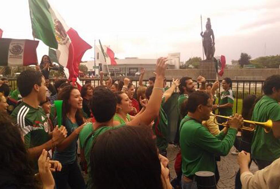 Tapatíos festejan en la Minerva el triunfo de la selección mexicana ante Croacia.  
