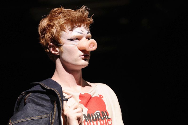 Vivienne Westwood presentó en Milán una colección masculina fundamentada en una protesta contra el maltrato animal que tituló "Moral Outrage" o "Indig