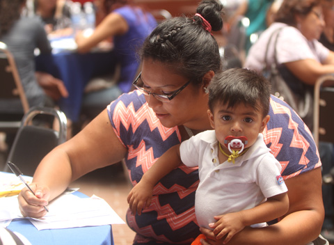 Algunas mujeres acudieron con sus bebés. 