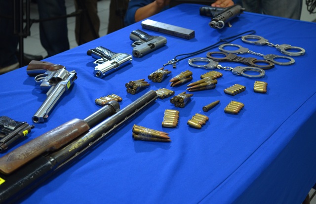 A los detenidos les fueron aseguradas siete armas cortas y dos largas, así como cartuchos útiles de diferentes calibres.