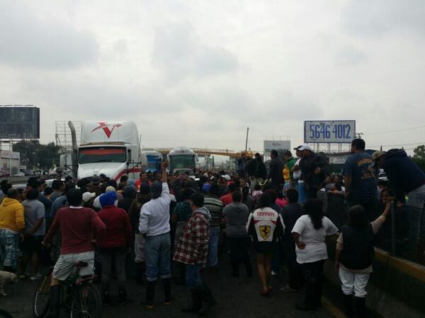 Los manifestantes cerraron los cuatro carriles de la autopista.