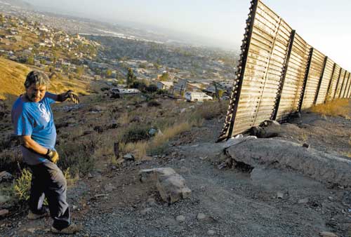 El muro fronterizo no ha impedido que miles de infantes lleguen a suelo estadunidense, fenómeno que va en aumento. 
