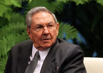 El presidente de Cuba, Raul Castro, durante una entrevista hoy con el primer ministro de St Kitts y Nevis, Denzil Douglas, en La Habana