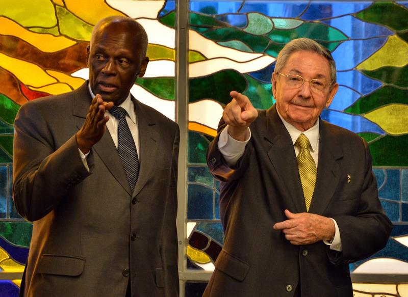  El presidente de Cuba, Raúl Castro, con su par angoleño, José Eduardo Dos Santos (i) durante la reciente visita del mandatario africano