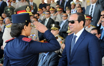 El presidente de Egipto, Abdel Fatah al-Sisi (d) saluda a una recluta durante una graduación militar en El Cairo