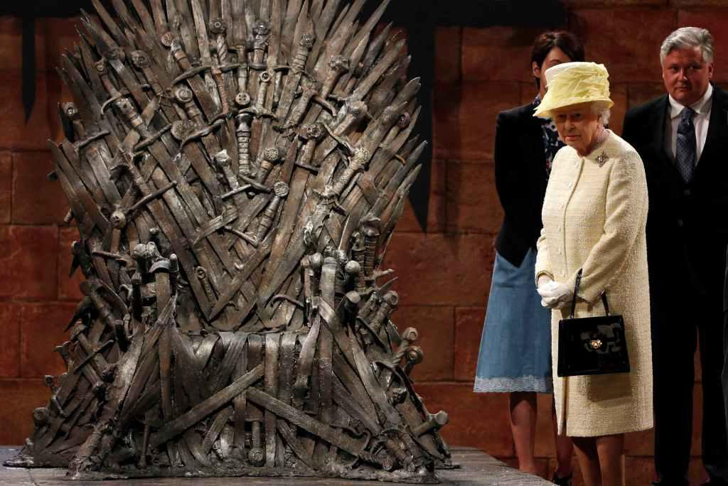 La reina Isabel II visitó el set de grabación de Game of Thrones, serie que ha ayudado a Irlanda del Norte a generar empleos.