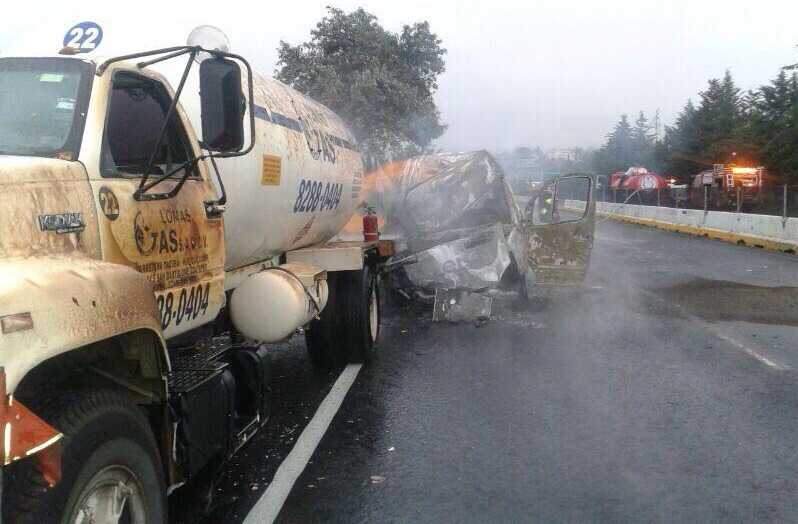 El accidente involucró a una pipa de gas LP y dos vehículos.