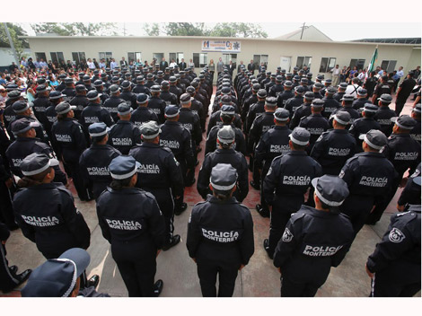Concluyeron sus cursos 200 cadetes, con los que sumarán ya mil 200 elementos en la corporación.