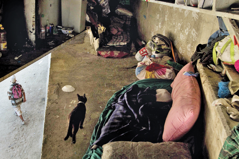 Eduardo y Silvestre, su gato negro.
