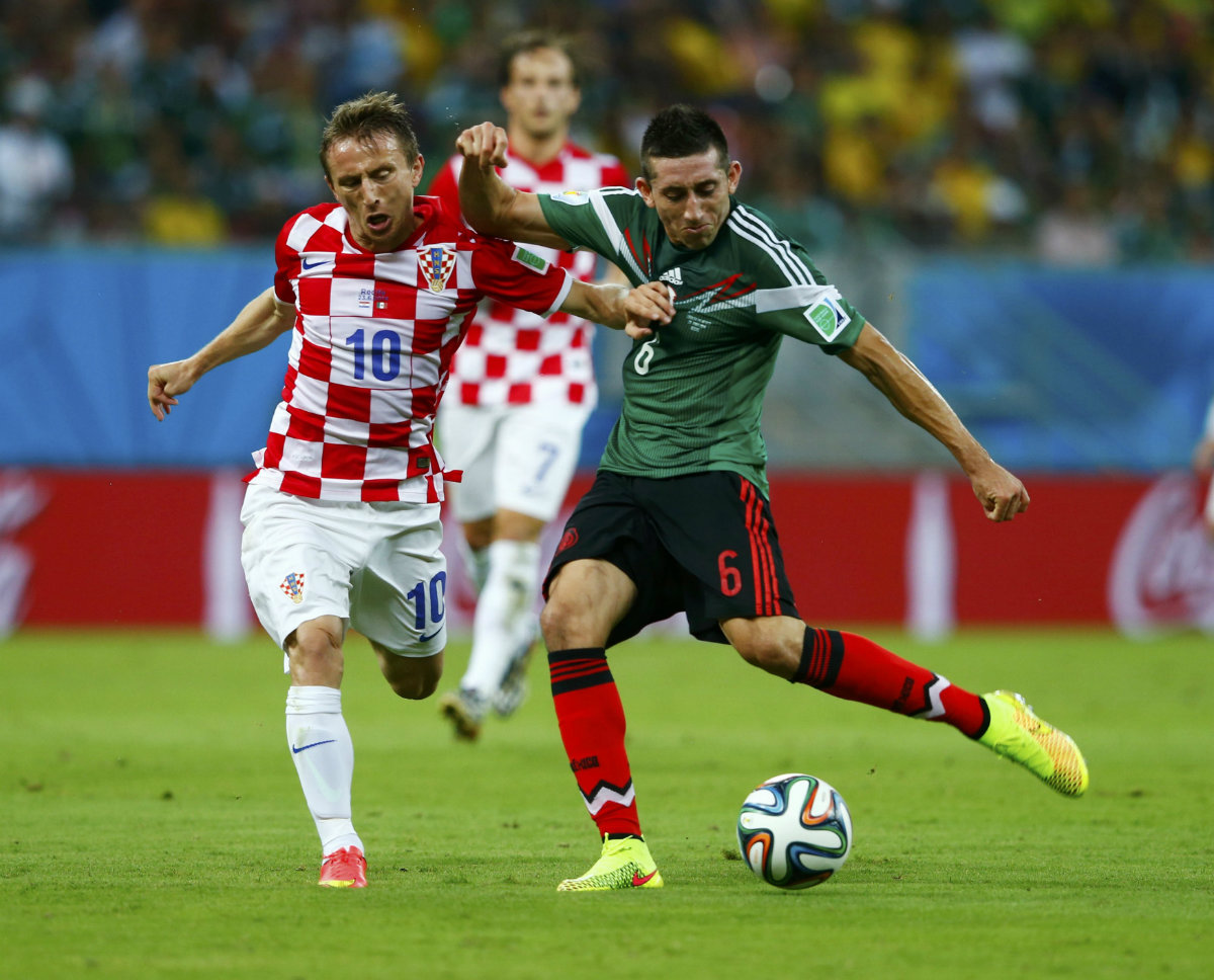 Héctor Herrera en el duelo frente a Luka Modric