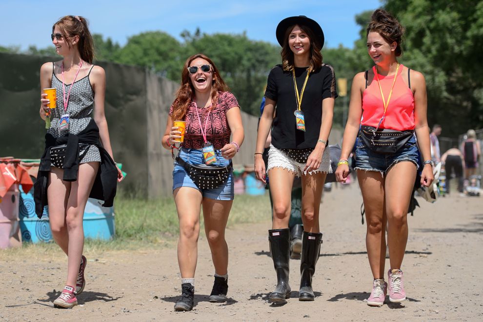 Jóvenes británicas a su llegada al Festival. 
