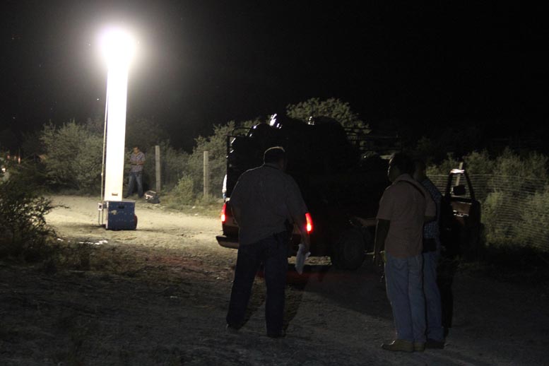 La familia fue sorprendida cuando circulaban por una brecha. 