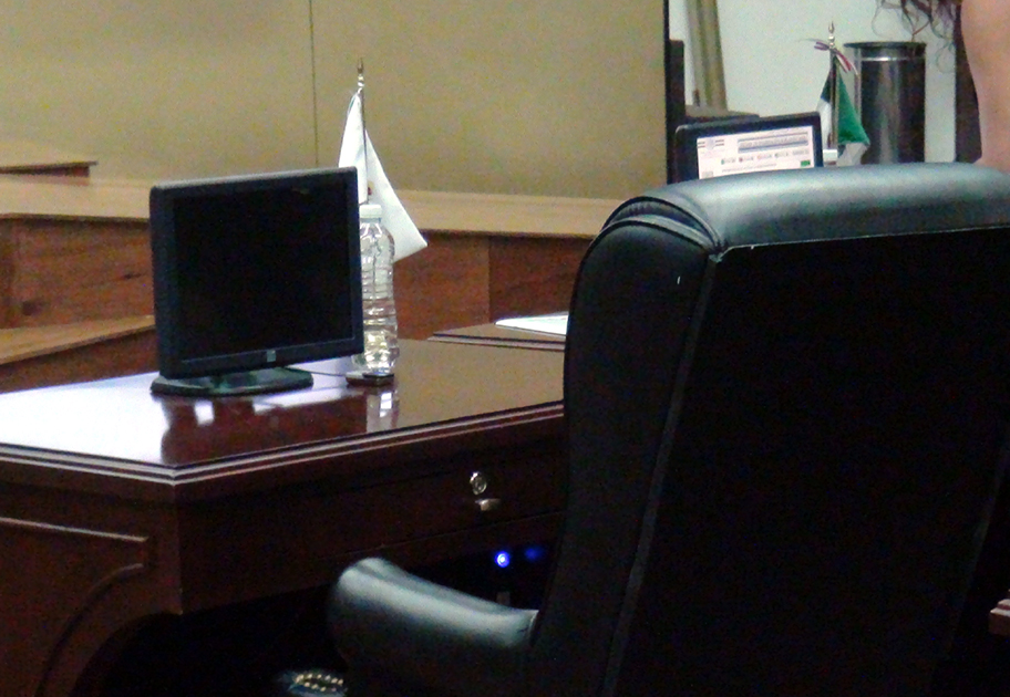 Mientras la oficina del diputado Felipe Meraz Silva estuvo vacía y no asistió a sesión ayer.