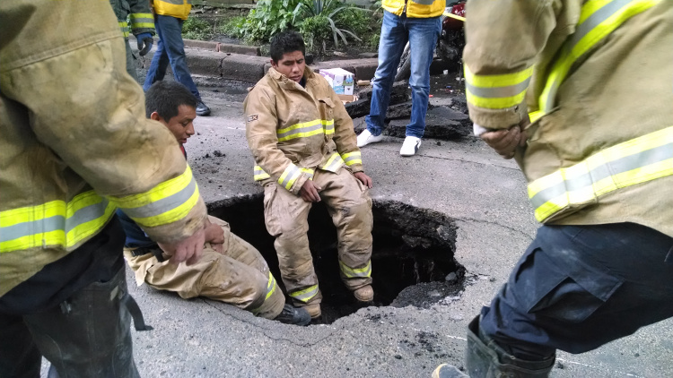 Unidades de emergencia acudieron al lugar donde se reportó el socavón.