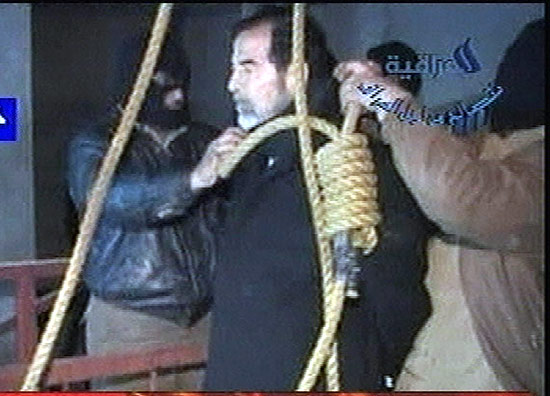 Los verdugos colocan la soga alrededor del cuello de Sadam Husein, pocos momentos antes de ser ejecutado el 30 de diciembre de 2006