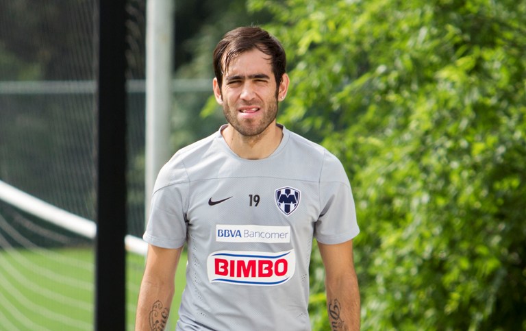 César Delgado recibió sus papeles de naturalización