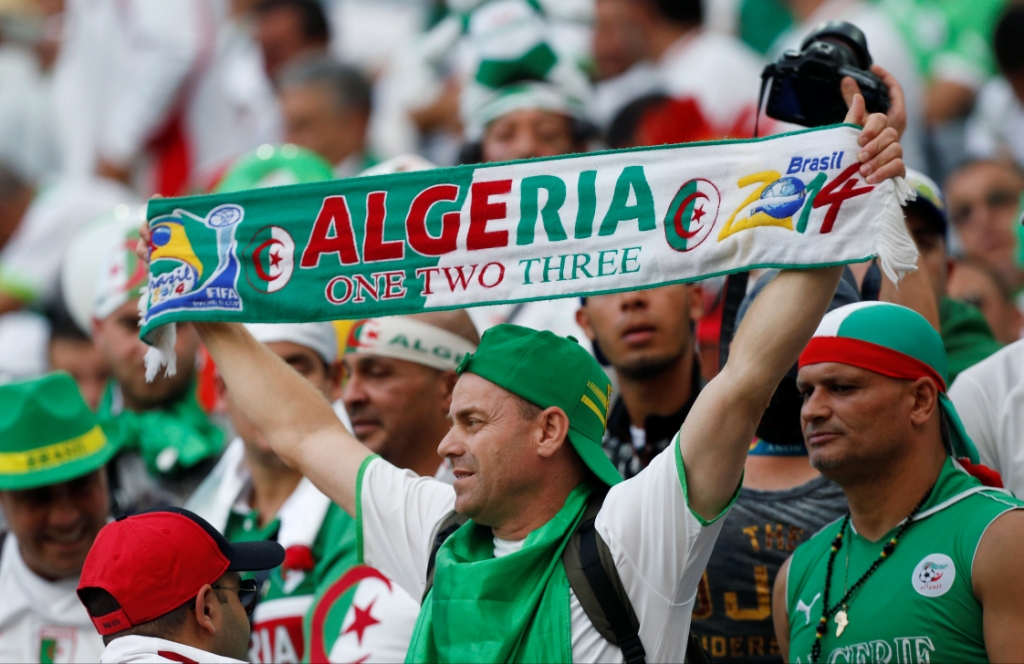 Inchas de Argelia durante el partido con Rusia.
