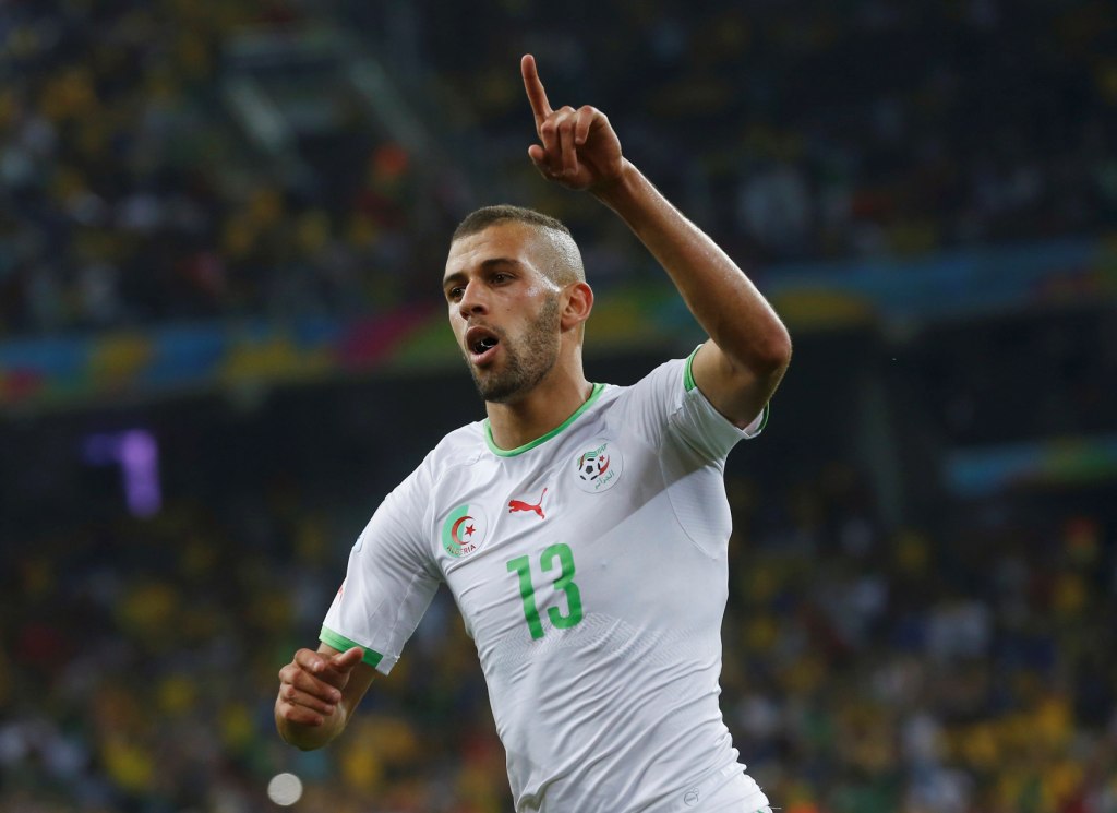 Islam Slimani festeja el gol con el que empató el marcador a un gol y pone a Argelia en octavos de final.