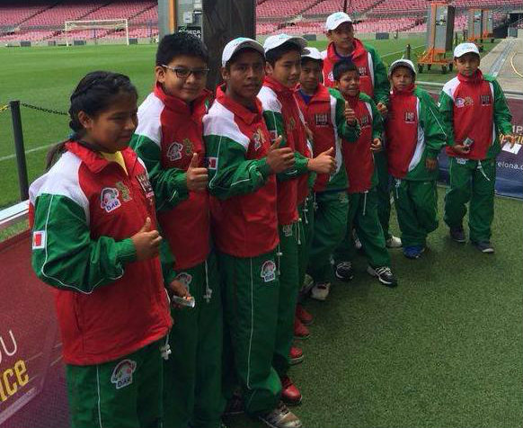 Niños Triquis en el Camp Nou