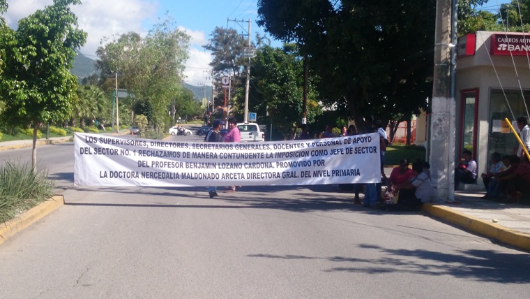 La protesta lleva la intención de generar  la instalación de una mesa de trabajo con la titular de la SEG Silvia Romero Suárez.